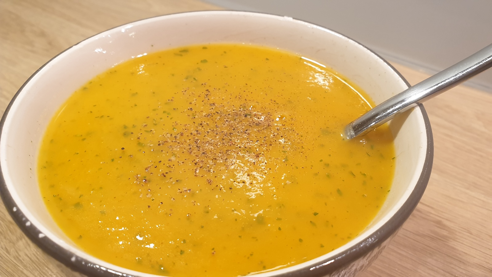 Velouté de carottes au cumin saupoudré d'épices dans un bol