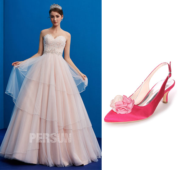 robe de mariée rose pale princesse bustier coeur et chaussure mariée rose bonbon