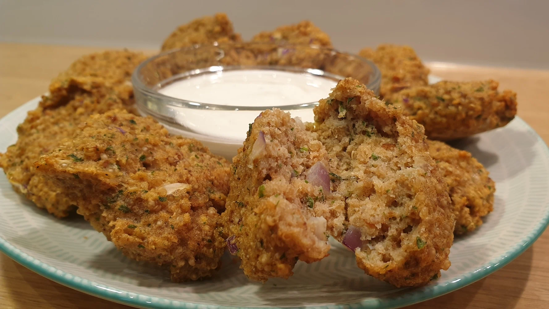 Croquettes de quinoa dorées au four servies avec leur sauce au yaourt citronnée