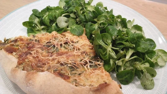 Part de quiche aux poireaux et champignons avec salade de blé