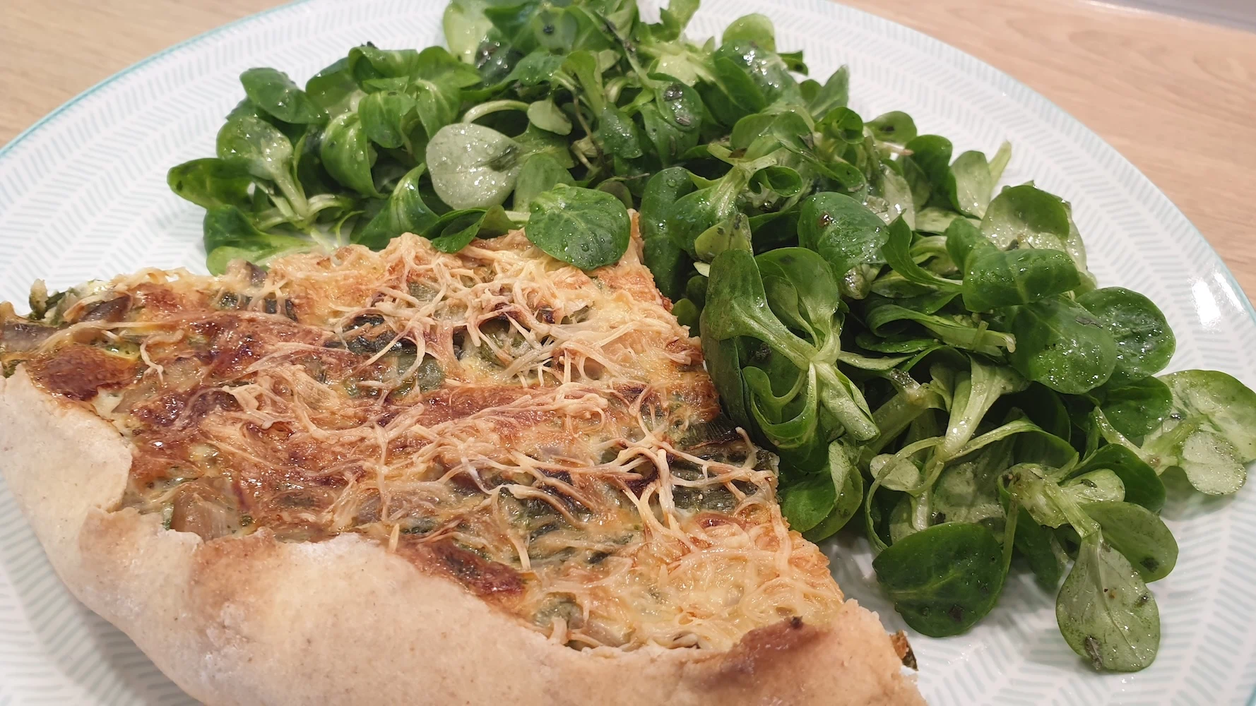 Quiche aux poireaux et champignons fraîchement sortie du four